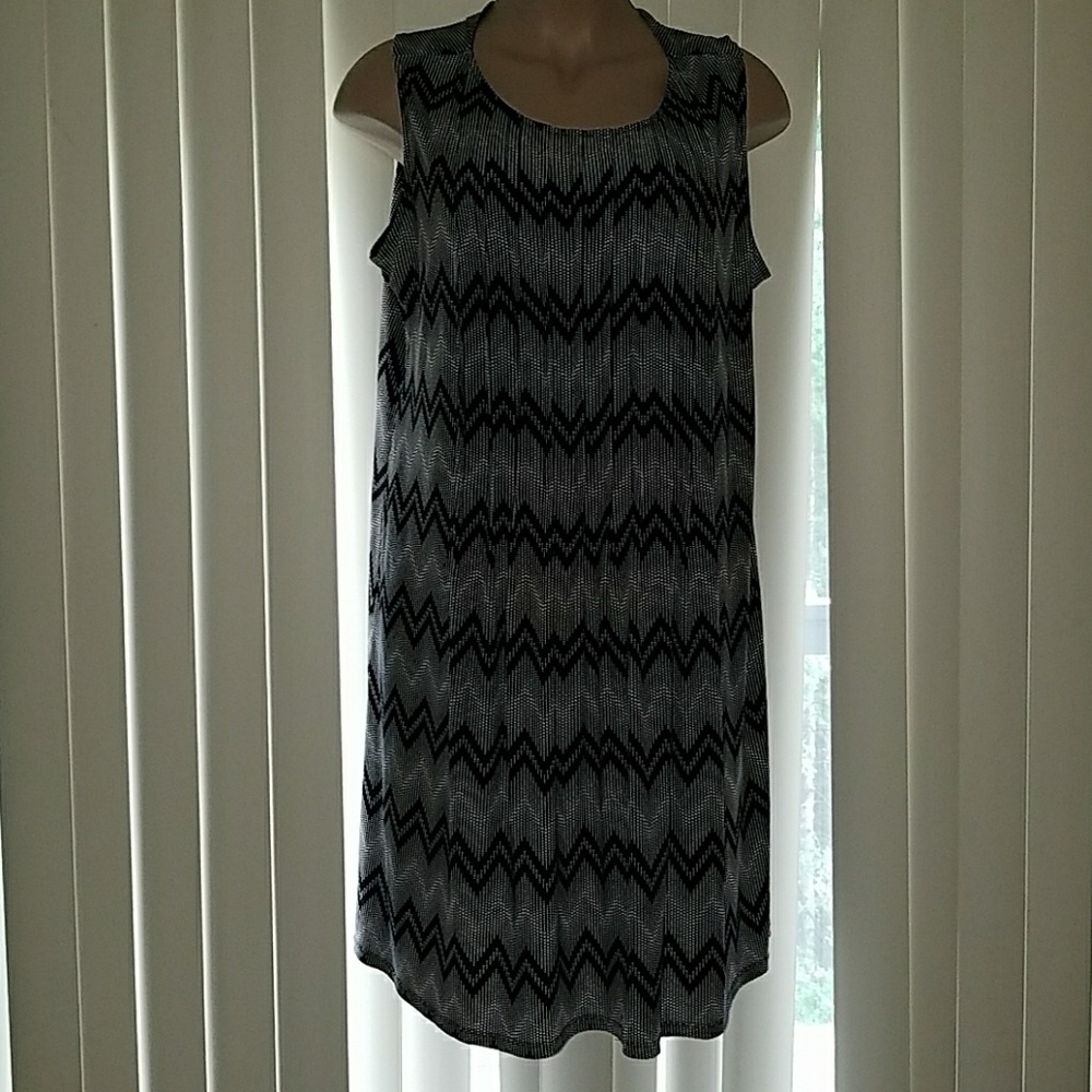 Very flattering dress!